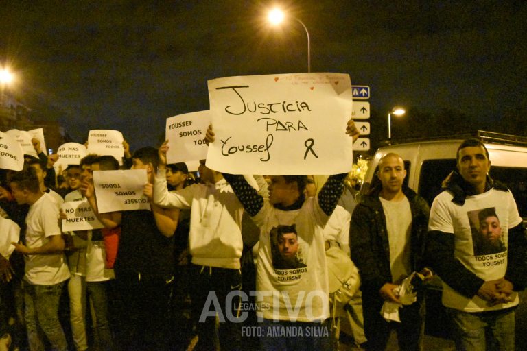 Centenares de personas piden justicia para Yousef y el cierre de los bares de copas de La Cubierta