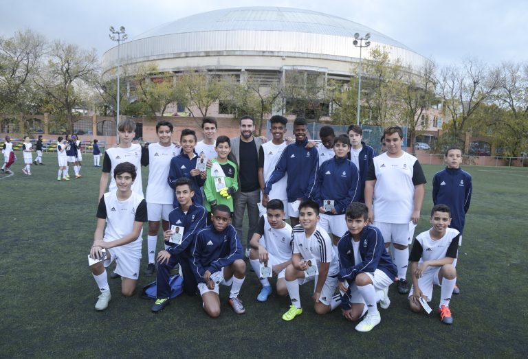 Dani Carvajal visita la Escuela sociodeportiva de la Fundación Real Madrid en Leganés