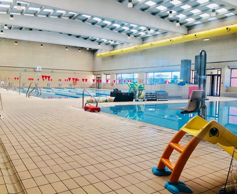 Más de tres días sin piscina por la caída de un foco en el pabellón municipal de La Fortuna