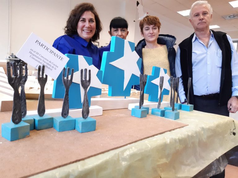 Pacientes del Instituto Psiquiátrico José Germain elaboran los trofeos navideños de la Consejería de Sanidad