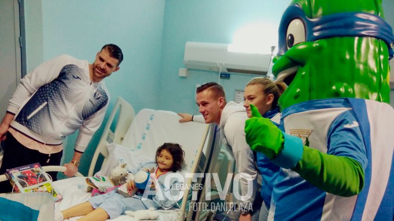 El CD Leganés empapa de ilusión a los hospitalizados más pequeños en el Severo Ochoa