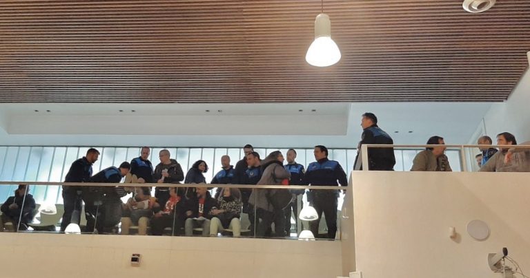 Desalojan a los trabajadores que protestan en el Pleno de Leganés