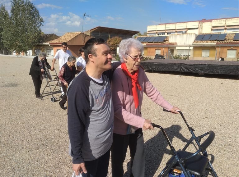 Miembros de Esfera participan en un proyecto de acompañamiento a mayores de la Residencia El Encinar