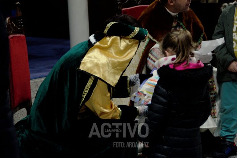 El Cartero Real recoge las cartas de los niños para los Reyes Magos en el Ayuntamiento