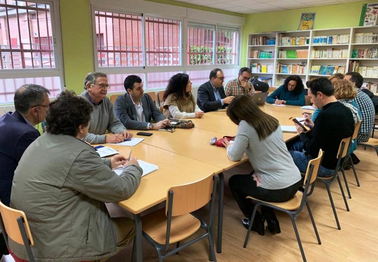 El Gobierno se reúne con los directores de colegios que serán reformados