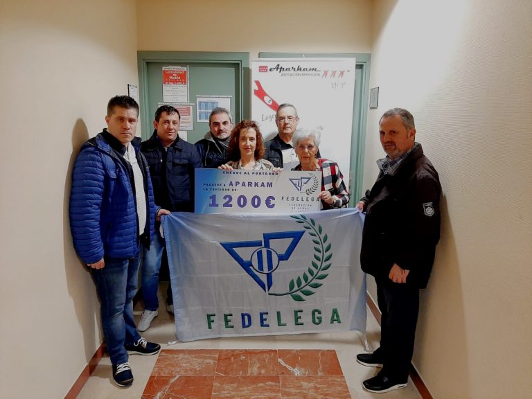 La Federación de Peñas del CD Leganés dona 1200 euros a la asociación párkinson