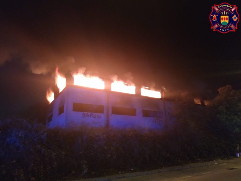 Un incendio calcina una nave abandonada con material químico