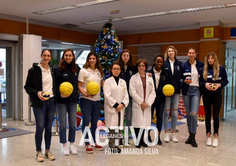 Las chicas del Baloncesto Leganés reparten regalos en el Hospital Severo Ochoa