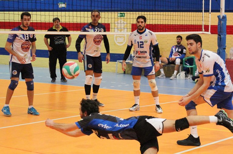 Voleibol | Los chicos caen ante el líder