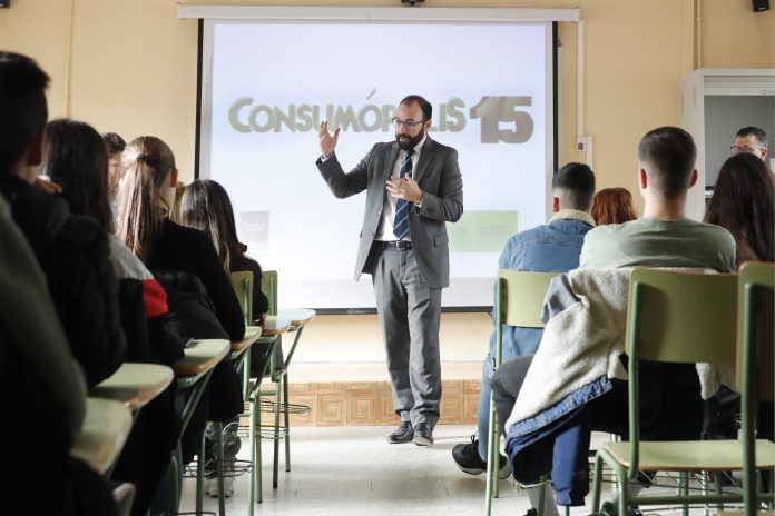 el consejero de Economía, Empleo y Competitividad del Gobierno regional, Manuel Giménez