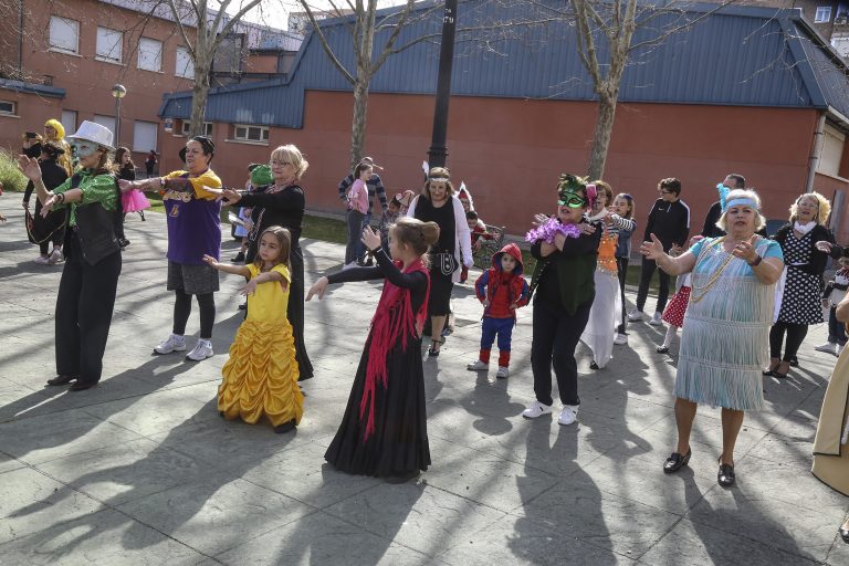 Abuelos y nietos disfrutan juntos del Carnaval en una jornada especial en Leganés