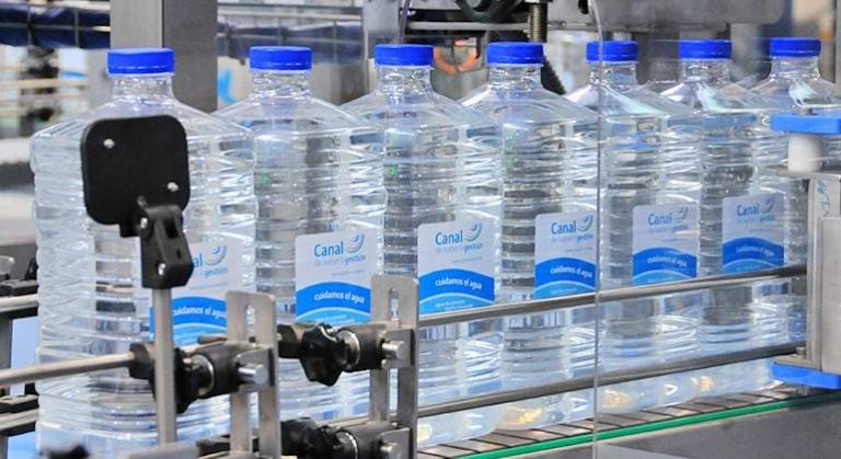 Botellas de agua llegan en multitud al Hospital Severo Ochoa ante la urgencia alertada