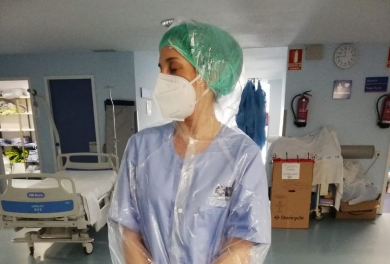 Los sanitarios del Hospital Severo Ochoa alzan la voz contra los chubasqueros recibidos como batas de protección