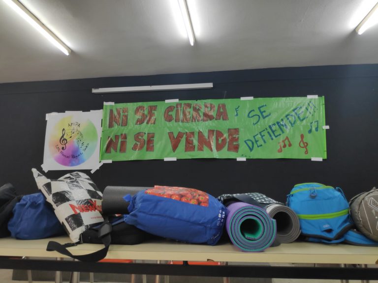 Familias se encierran en la Escuela-Conservatorio de Leganés