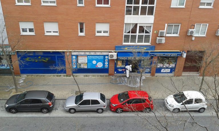 Leganés comienza la desinfección de puertas de centro de salud y farmacias