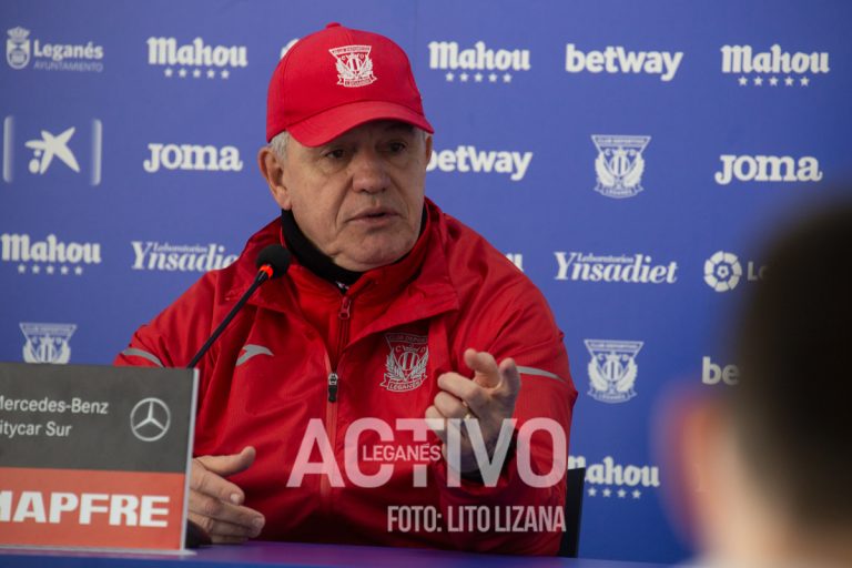 Fútbol | Javier Aguirre sale en defensa de Óscar Rodríguez: «Es de nuestra familia»