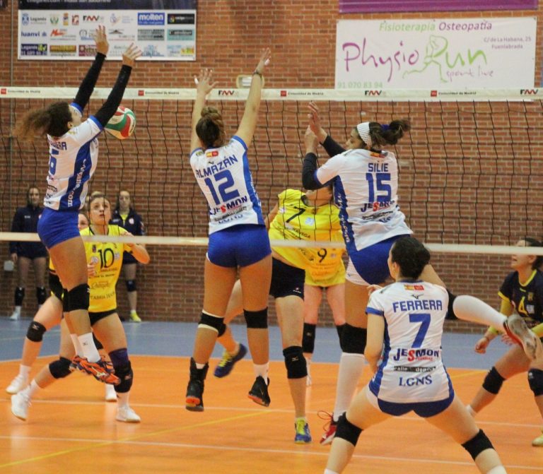Voleibol | Las chicas sellan una victoria clave para la permanencia