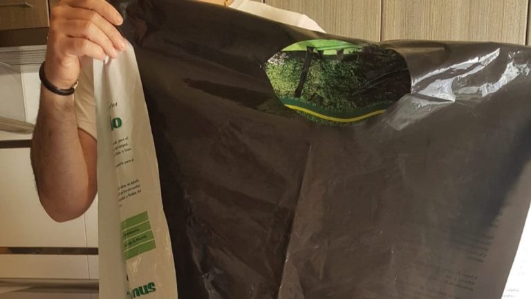 Trabajadores de la Residencia Parque de los Frailes denuncian su EPI improvisado con bolsas de estiércol
