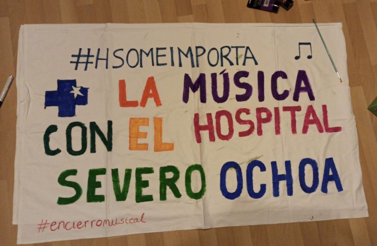 Las paredes del Hospital Severo Ochoa lucen los carteles de apoyo facilitados por la Escuela de Música