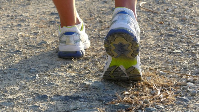 Una mujer de Leganés cumple con su cita con la Maratón de Madrid desde casa