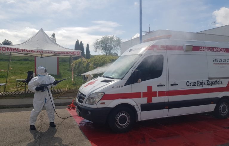 Los Bomberos de Leganés desinfectan 465 vehículos sanitarios en la estación de descontaminación instalada en Leganés