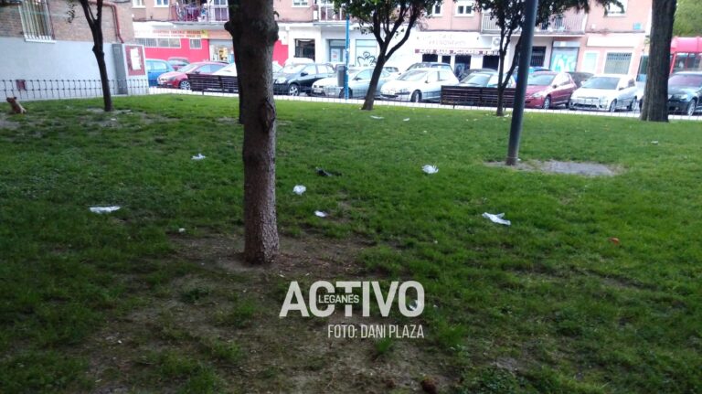 Calles de Leganés acumulan material de protección en el suelo tras los paseos