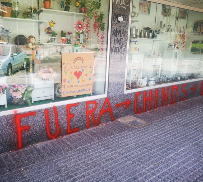 Vecinos de Leganés rechazan las pintadas aparecidas en bazares chinos: «Aquí no somos así»
