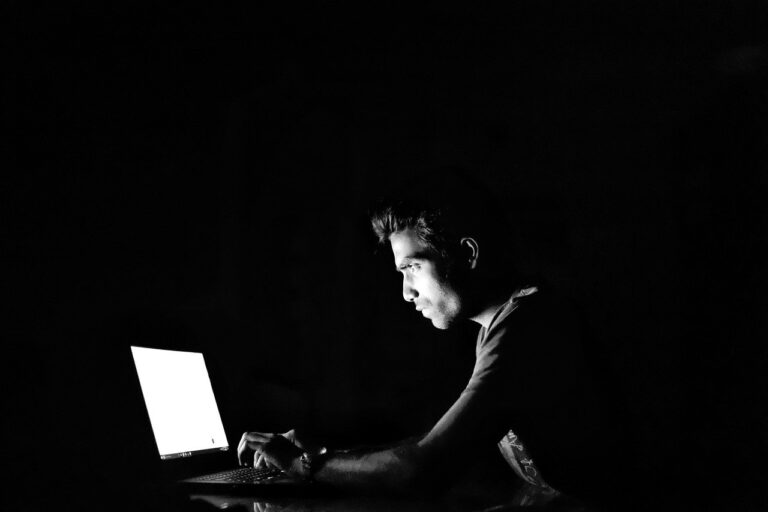 Detienen a un menor por extorsión en redes sociales a otros menores