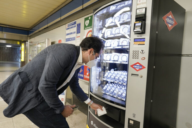 Habrá máquinas de venta de mascarillas e hidrogel en algunas estaciones de Metro de Madrid