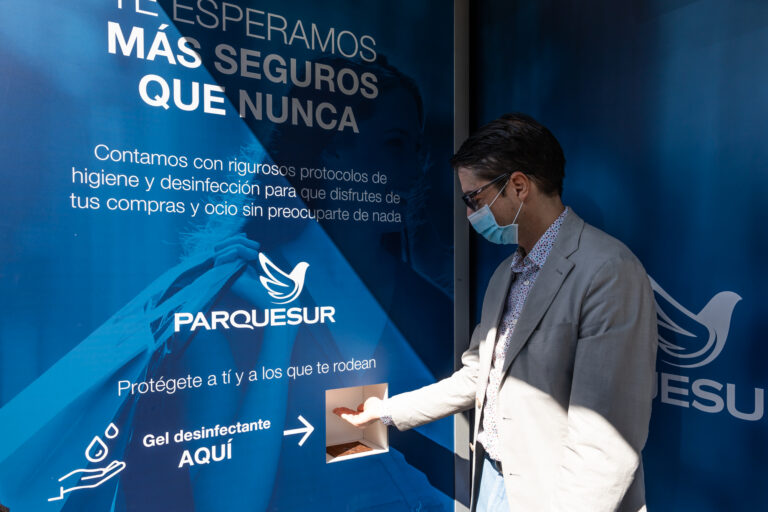 Parquesur impulsa la instalación de dispensadores de gel hidroalcohólico en marquesinas