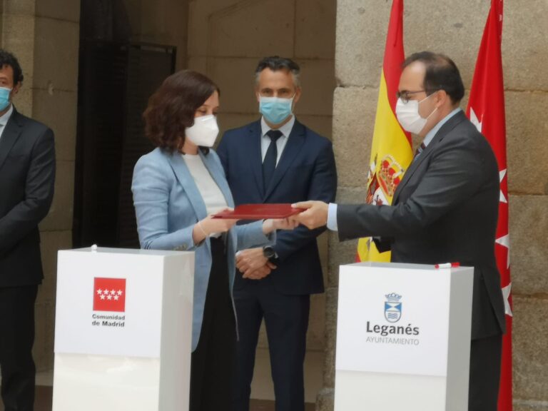 El Ayuntamiento de Leganés firma el traspaso del cuerpo de bomberos a la Comunidad de Madrid
