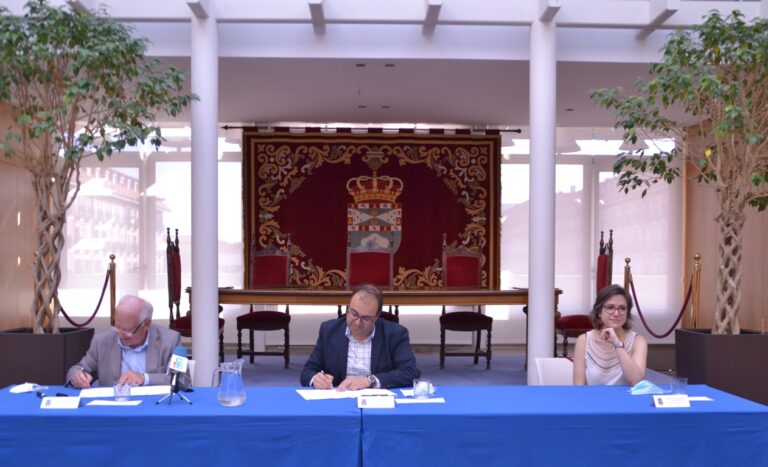 El alcalde y la concejala de Servicios Sociales sellan con Cáritas la subvención de 250.000€