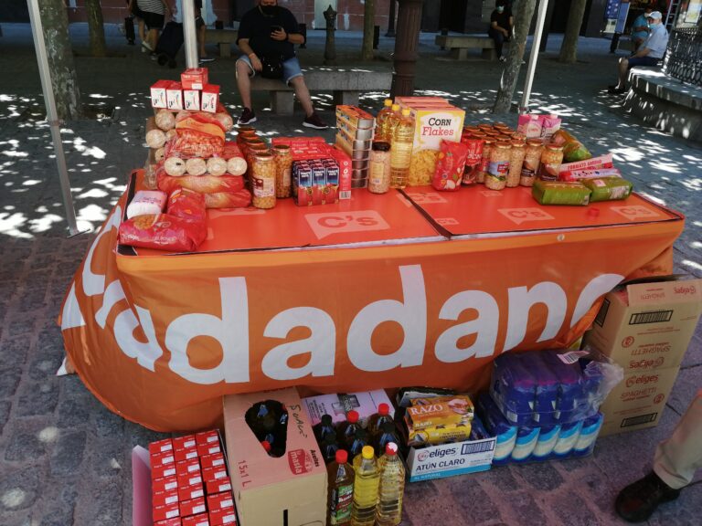 Ciudadanos (C’s) recoge alimentos en beneficio de Cáritas en Leganés