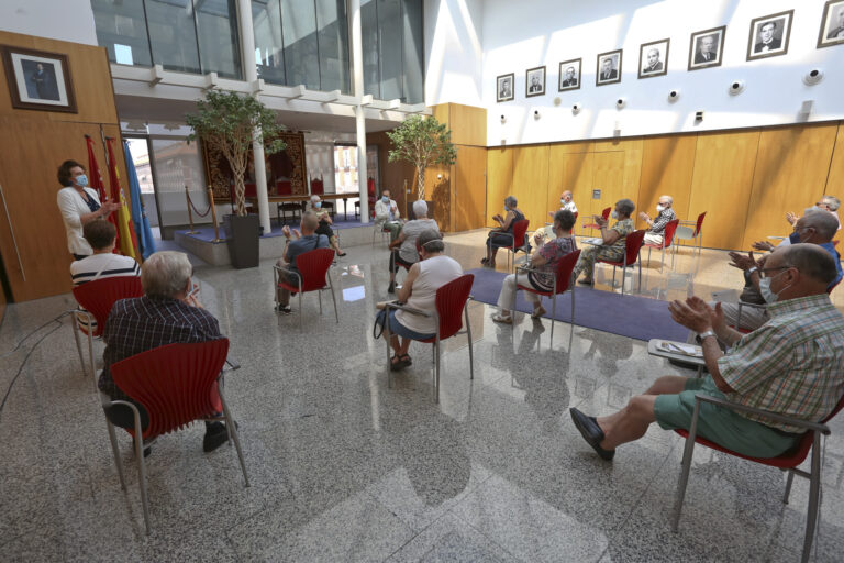 El Ayuntamiento recibe a los representantes de las Juntas directivas de los centros de mayores municipales