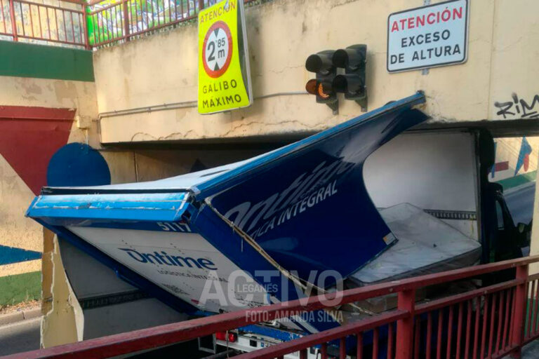 Un camión es atrapado en Leganés bajo el ‘puente tragacamiones’