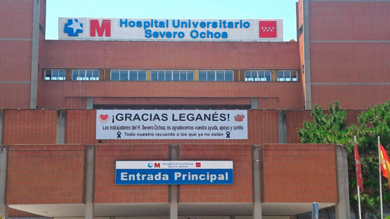 Trabajadores del Hospital Severo Ochoa dan las gracias a los vecinos de Leganés