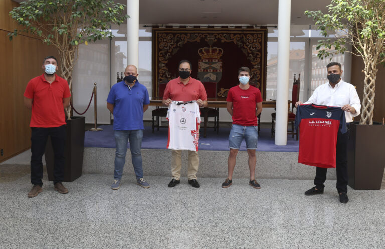 El alcalde y el concejal de Deportes reciben en la Casa Consistorial al CD Leganés Fútbol Sala