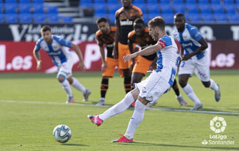 Fútbol | El Lega antepone su milagro al deseo europeo del Valencia