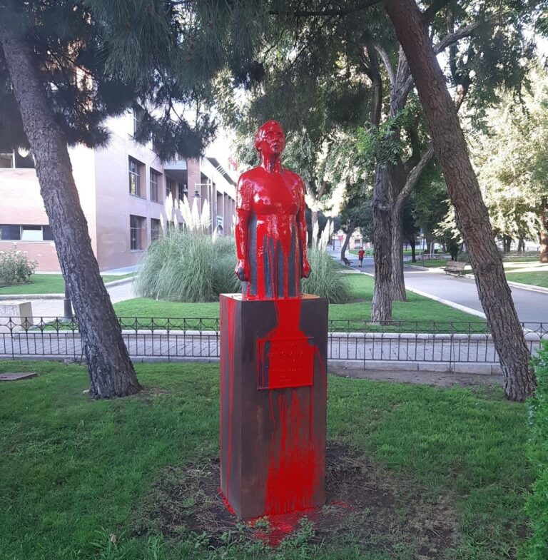 El busto de La Pasionaria en Leganés amanece bañado en pintura roja