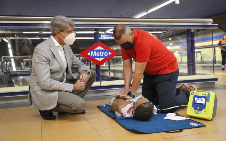 Todas las estaciones de Metro de Madrid dispondrán de desfibriladores este 2020