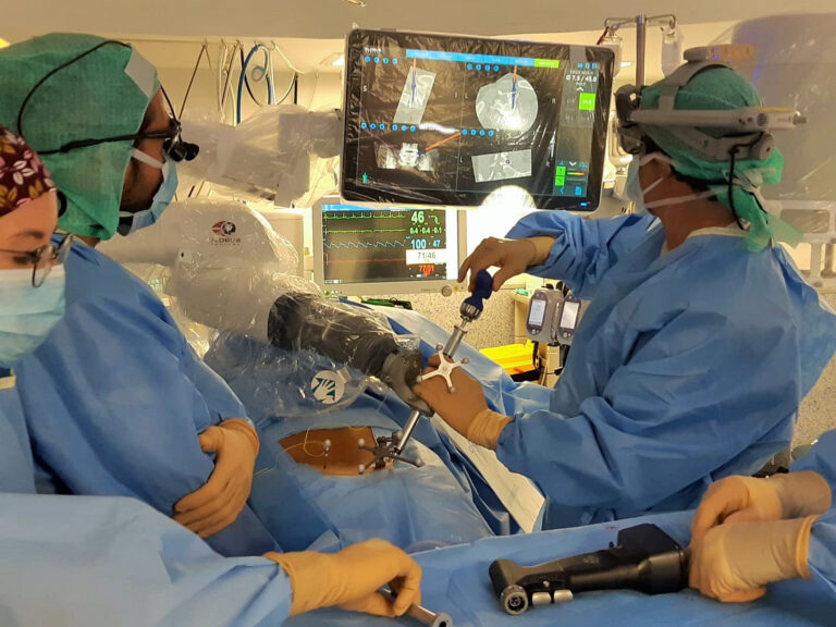 Un hospital público de la Comunidad de Madrid realiza la primera cirujía robótica de columna
