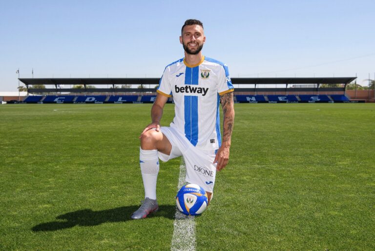 Fútbol | Borja Bastón: «¿Mi sueño? El ascenso, creo que es el de todos»