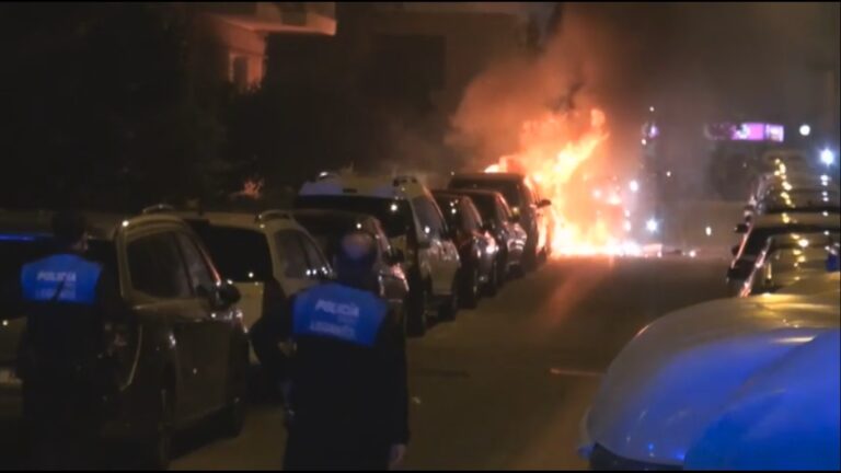 Envuelto en llamas un coche en la calle Calderón de la Barca de Leganés