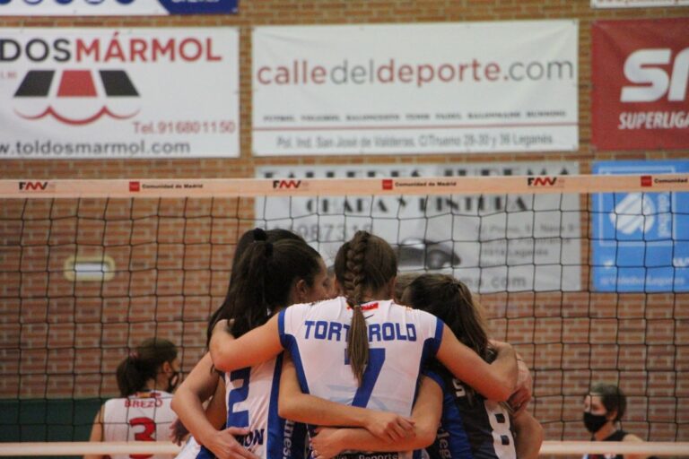 Voleibol | Las chicas arrancan la temporada con victoria ante el San Voley Sanse Live Vuvuzela