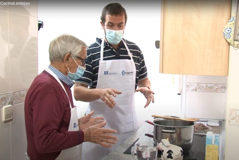‘Academia Mayorchef’, educación culinaria y planificación económica para hombres mayores solos
