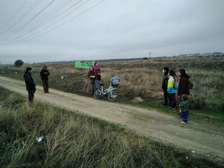 Las asociaciones de vecinos acuden a replantar la Vía Verde