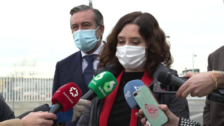 Díaz Ayuso llama a la cautela ante la Navidad y anuncia más tests de antígenos