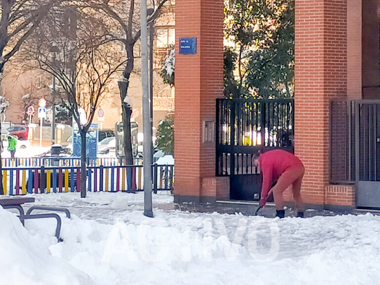 Vecinos de Leganés despejan la nieve de las aceras a golpe de pala