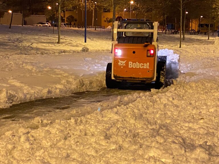 Vecinos sacan sus propias excavadoras para limpiar la nieve de las calles