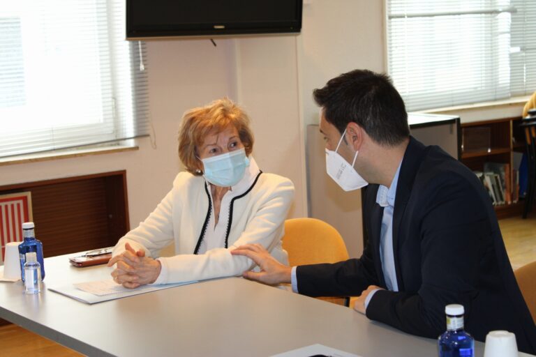 La Comunidad de Madrid inicia el programa regional para prevenir la soledad no deseada en personas mayores